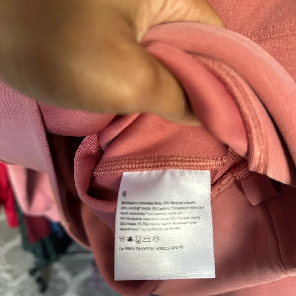 Lululemon Perfectly Oversized Cropped Crew *Softstreme
Brier Rose size 6 - Picture 9 of 9